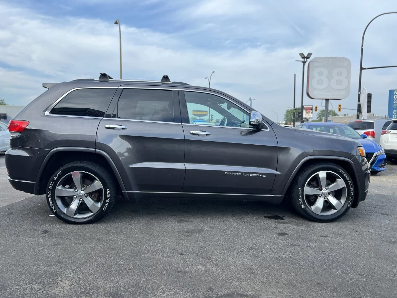 2015 Jeep Grand Cherokee Overland**4X4**TOIT PANO**NAVIGATION**CAMERA DE RECUL**SIEGES CHAUFFANTS ET REFROIDISSEMENT**VOLANT CHAUFFANT**DIFFÉRENTES OPTIONS DE TRANSMISSION**MAGS** Main Image